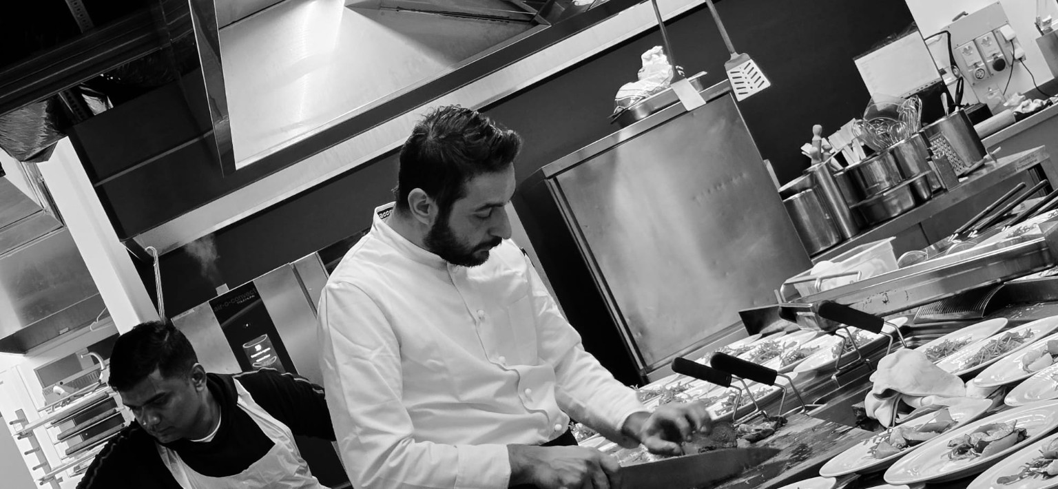 Alessandro Salvadori al lavoro in cucina