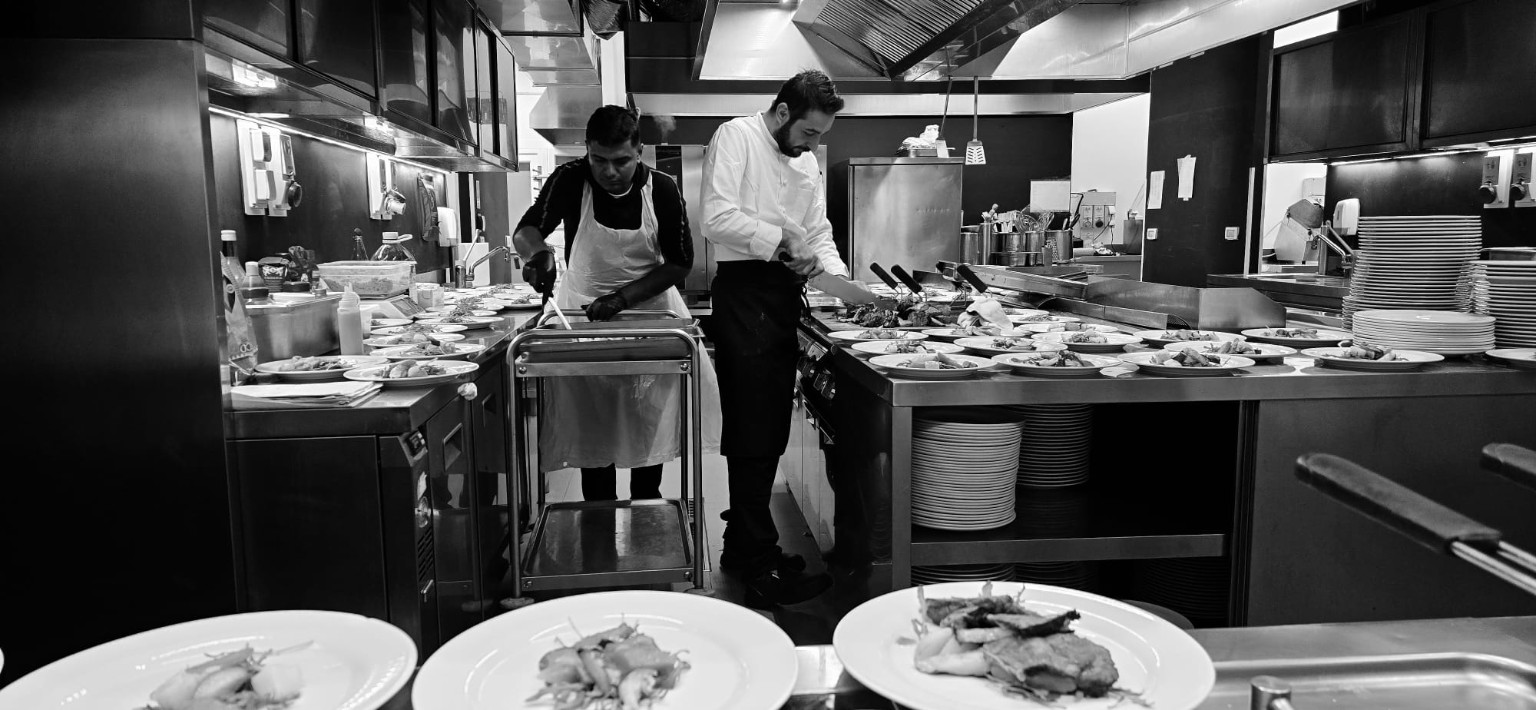 Alessandro Salvadori al lavoro in cucina