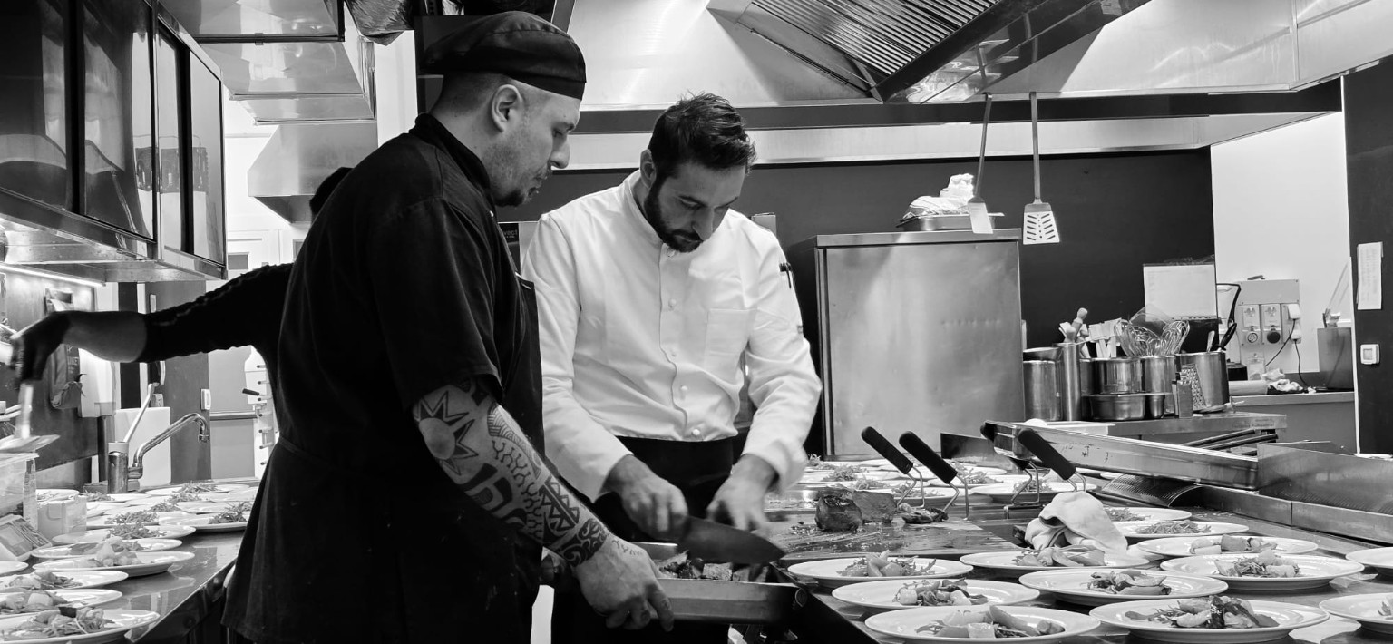 Alessandro Salvadori in cucina con la brigata