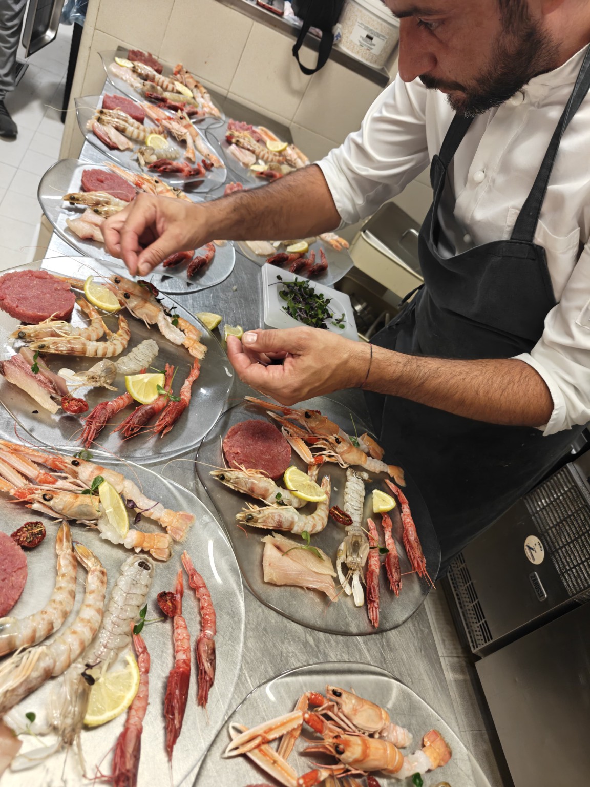 Alessandro Salvadori al lavoro in cucina