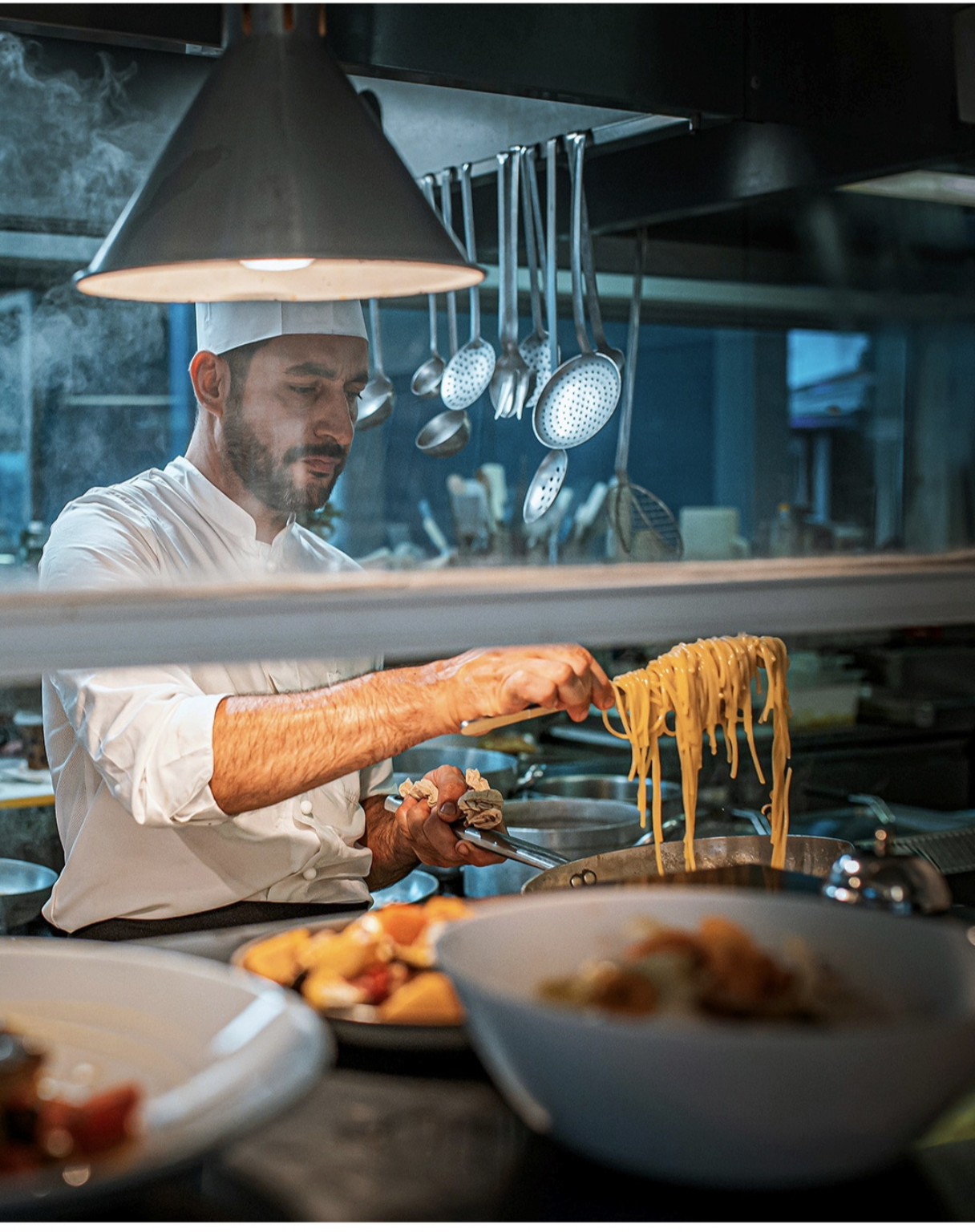 Alessandro Salvadori durante la preparazione della pasta