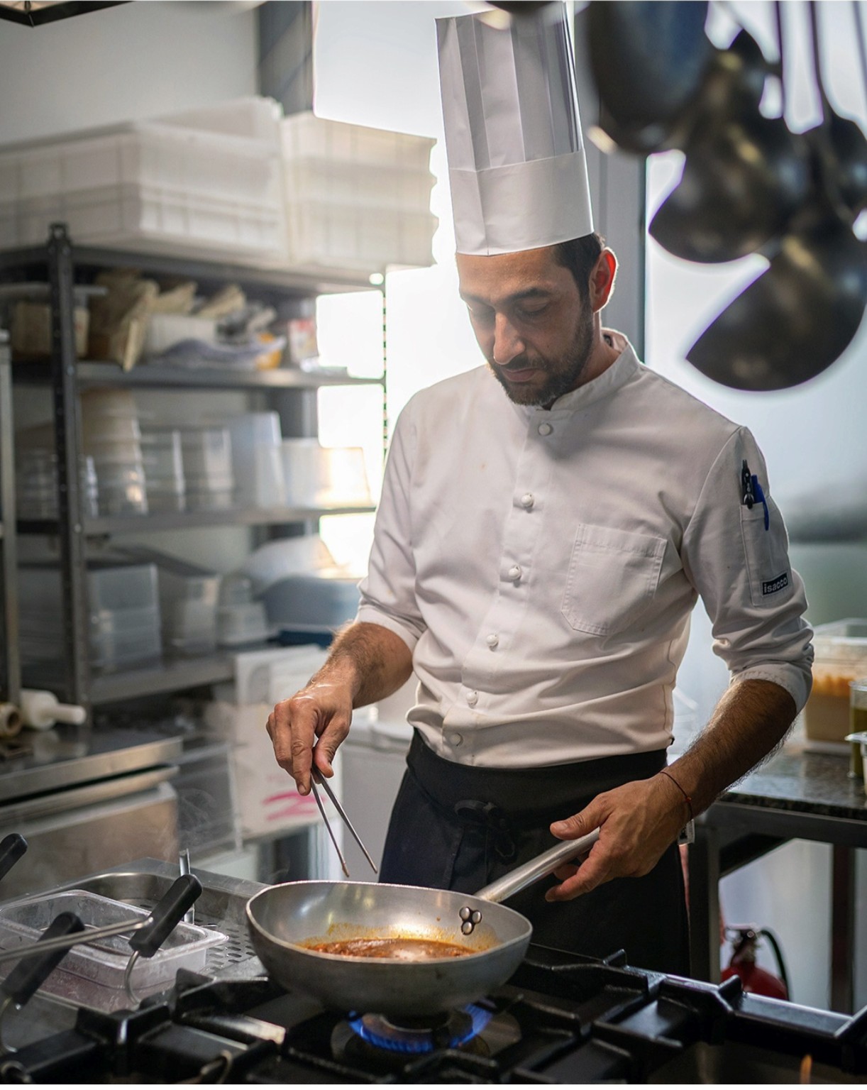 Alessandro Salvadori al lavoro in cucina
