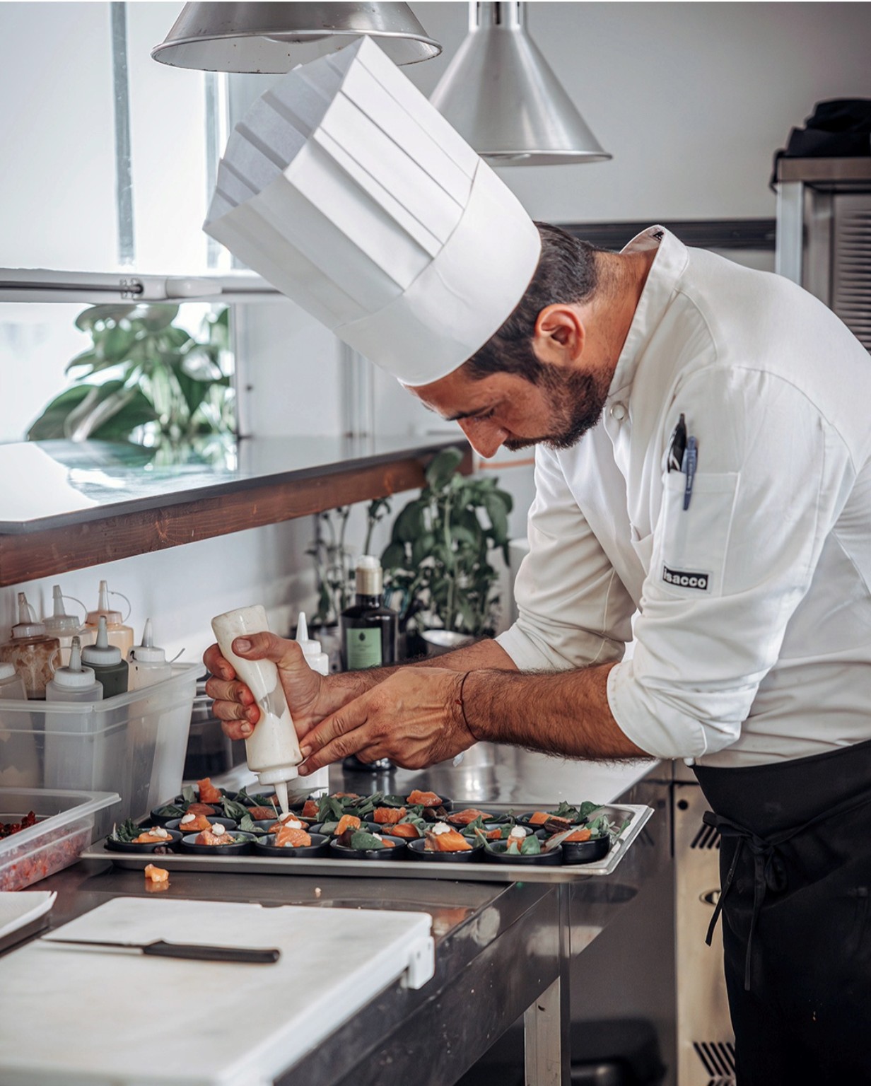 Alessandro Salvadori al lavoro in cucina