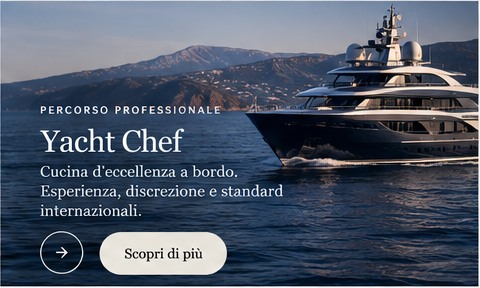 Chef al lavoro nella galley di uno yacht